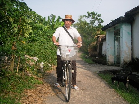 30 năm đạp xe “tìm” người nghèo chữa bệnh - 2